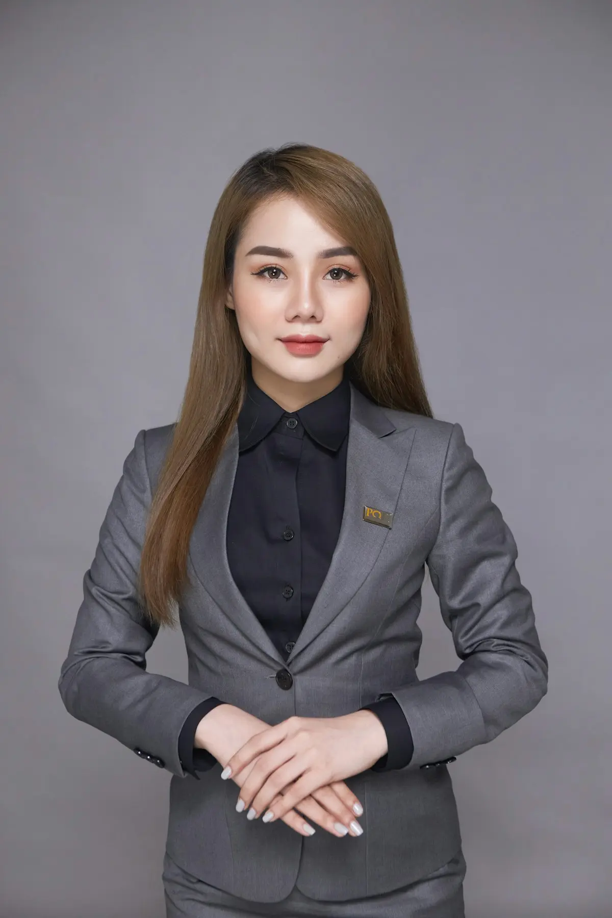 女性在沙发穿着艾诗塔科技家居服享受舒适时光