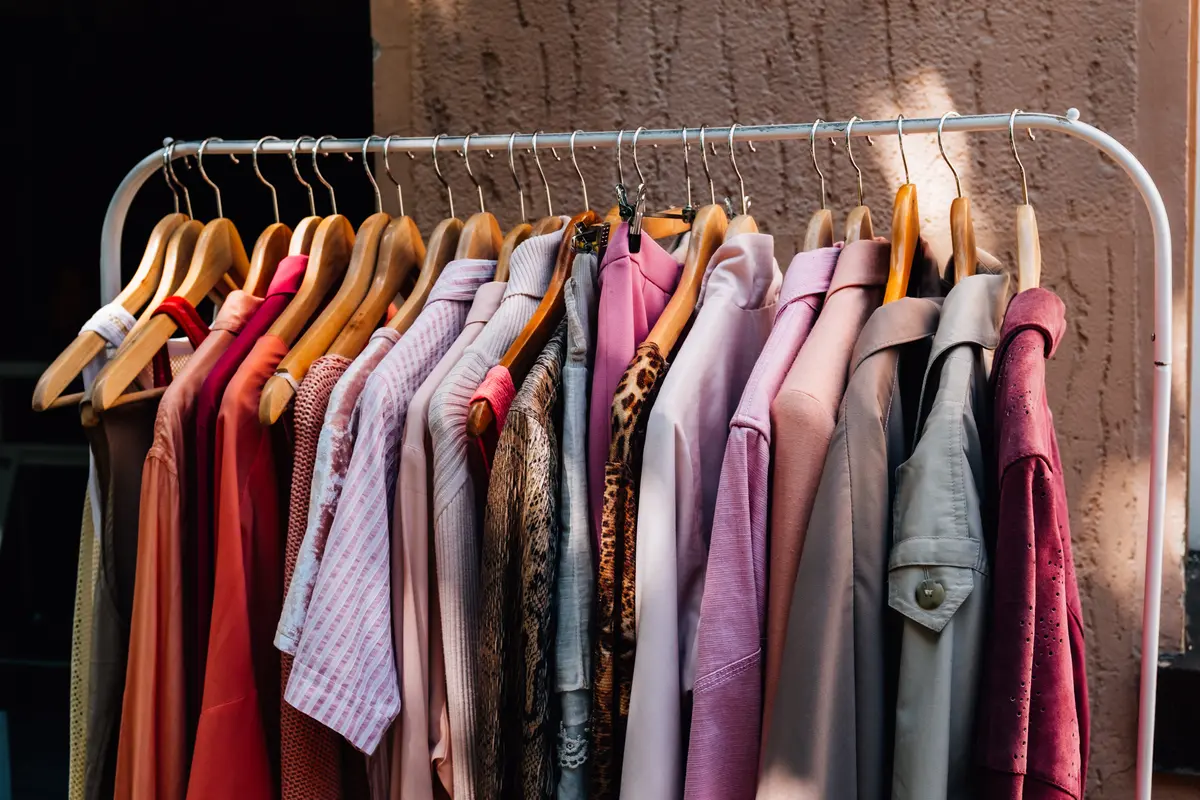 服饰门店金属衣架陈列温暖色系家居服