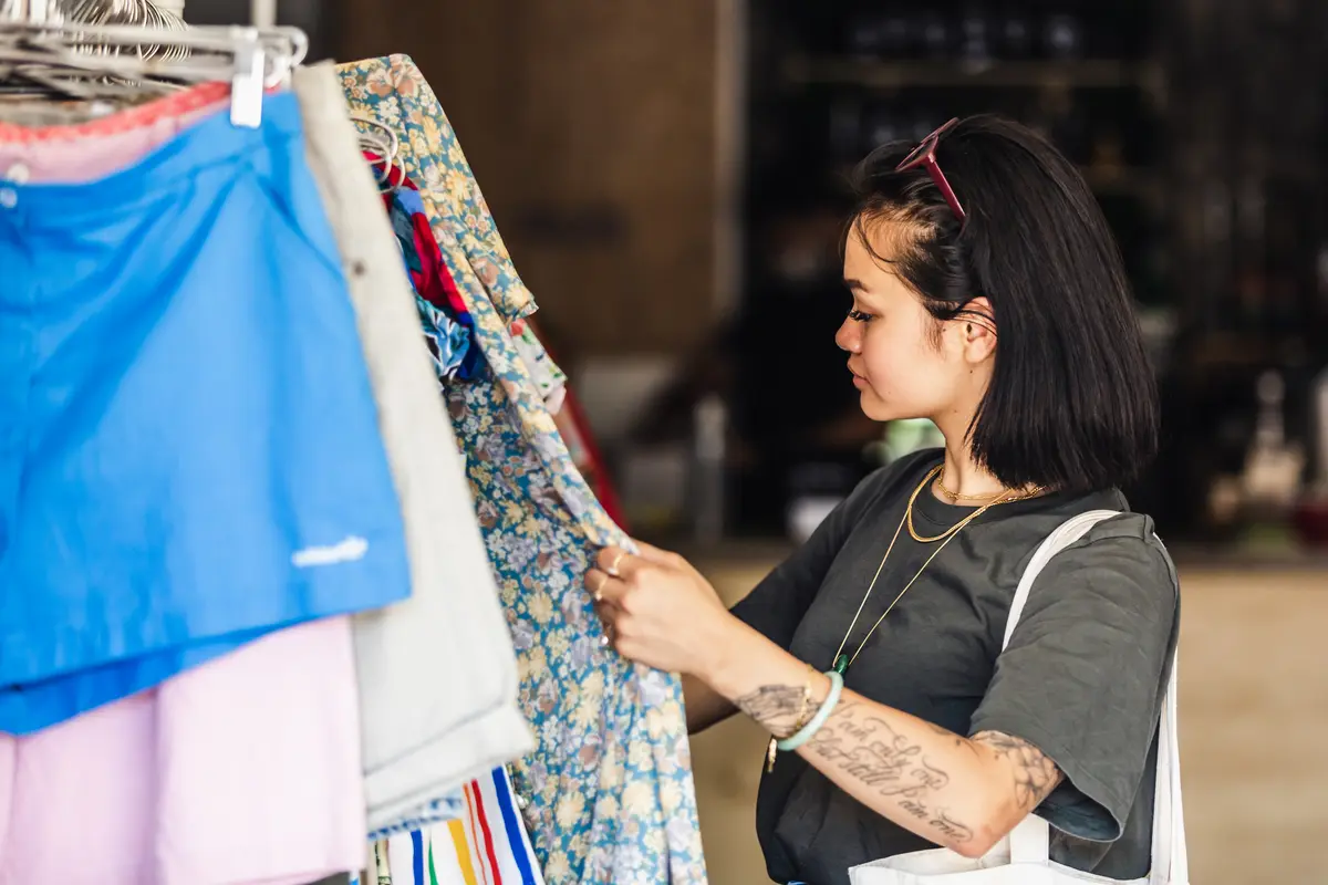 顾客在服装门店浏览挑选家居服商品