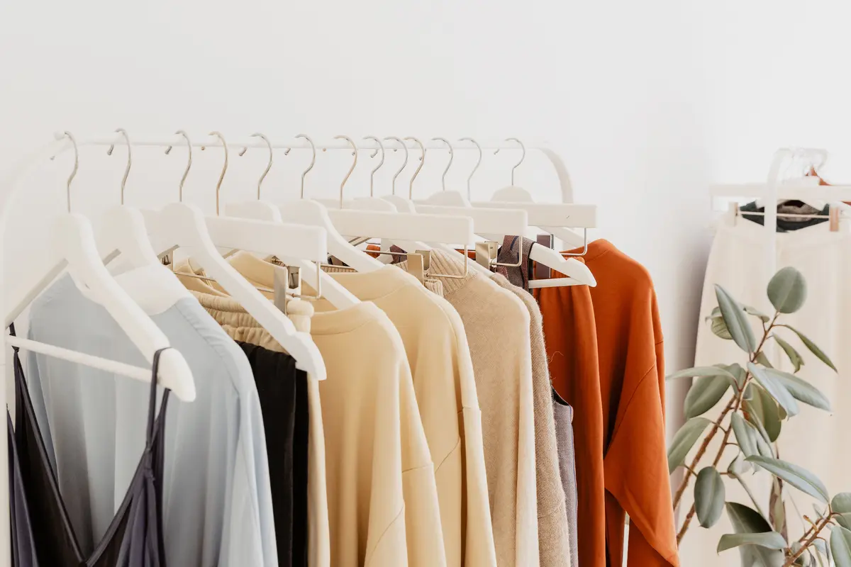 服装店内整齐陈列的家居服货架